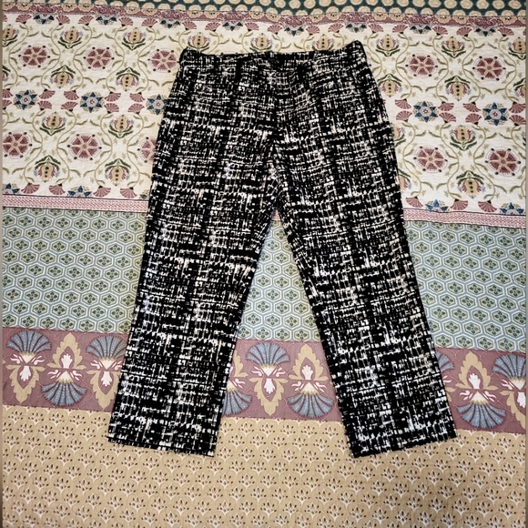 Apt 9 black and white graffiti print cigarette Capri pants,  size 8 - Picture 1 of 4